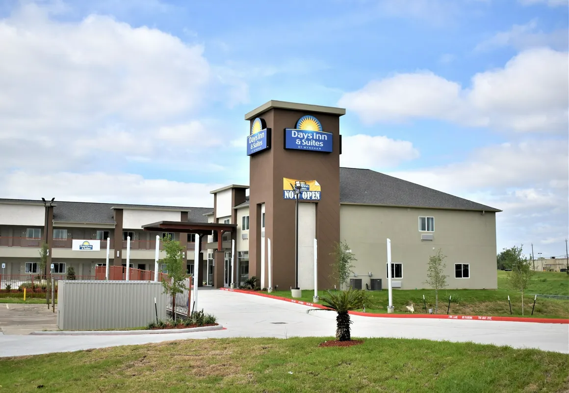 Days Inn & Suites by Wyndham Downtown/University of Houston hotel hero