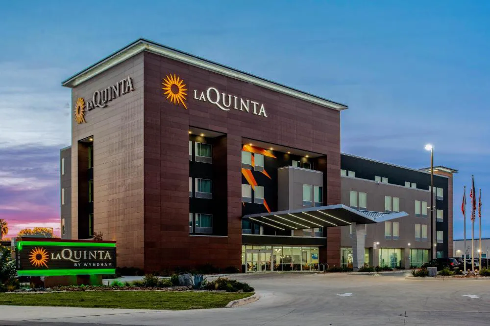 La Quinta Inn & Suites by Wyndham San Antonio Alamo City hotel hero