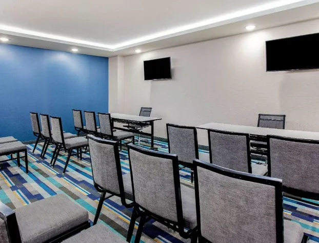 La Quinta Inn & Suites by Wyndham San Antonio Alamo City hotel detail image 2