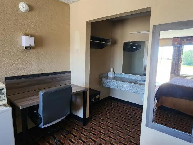 Super 7 Inn hotel detail image 4