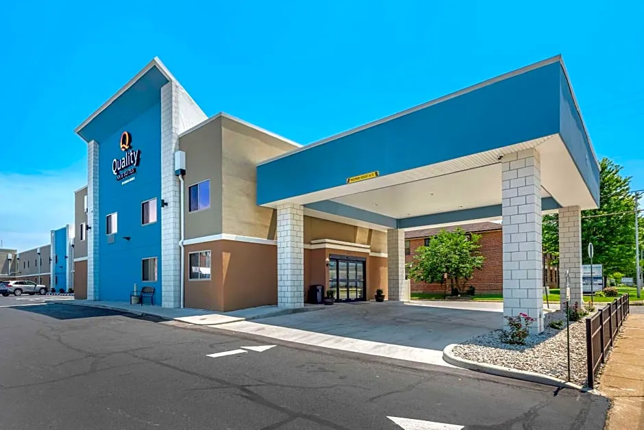 Quality Inn & Suites Evansville Downtown hotel hero