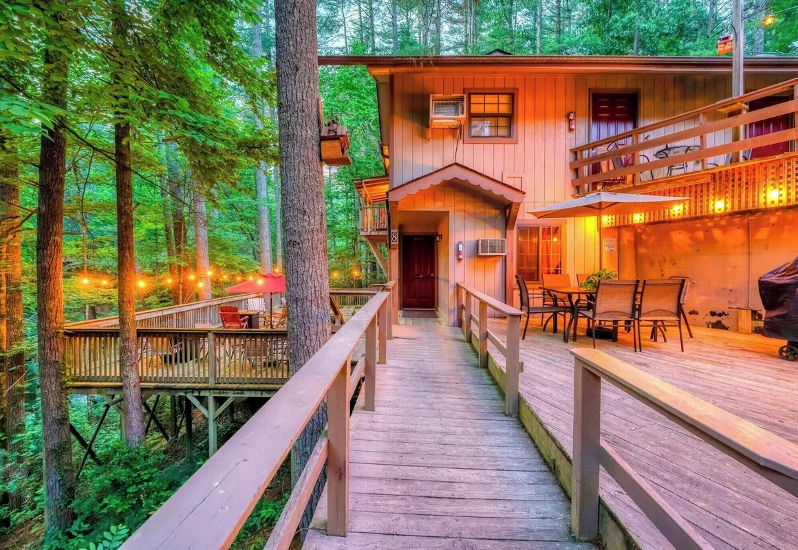 The Cascades Inn hotel hero