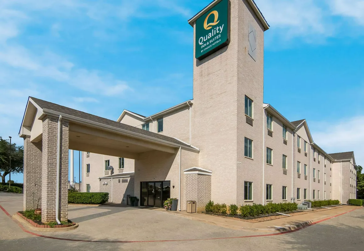Quality Inn & Suites Roanoke - Fort Worth North hotel hero