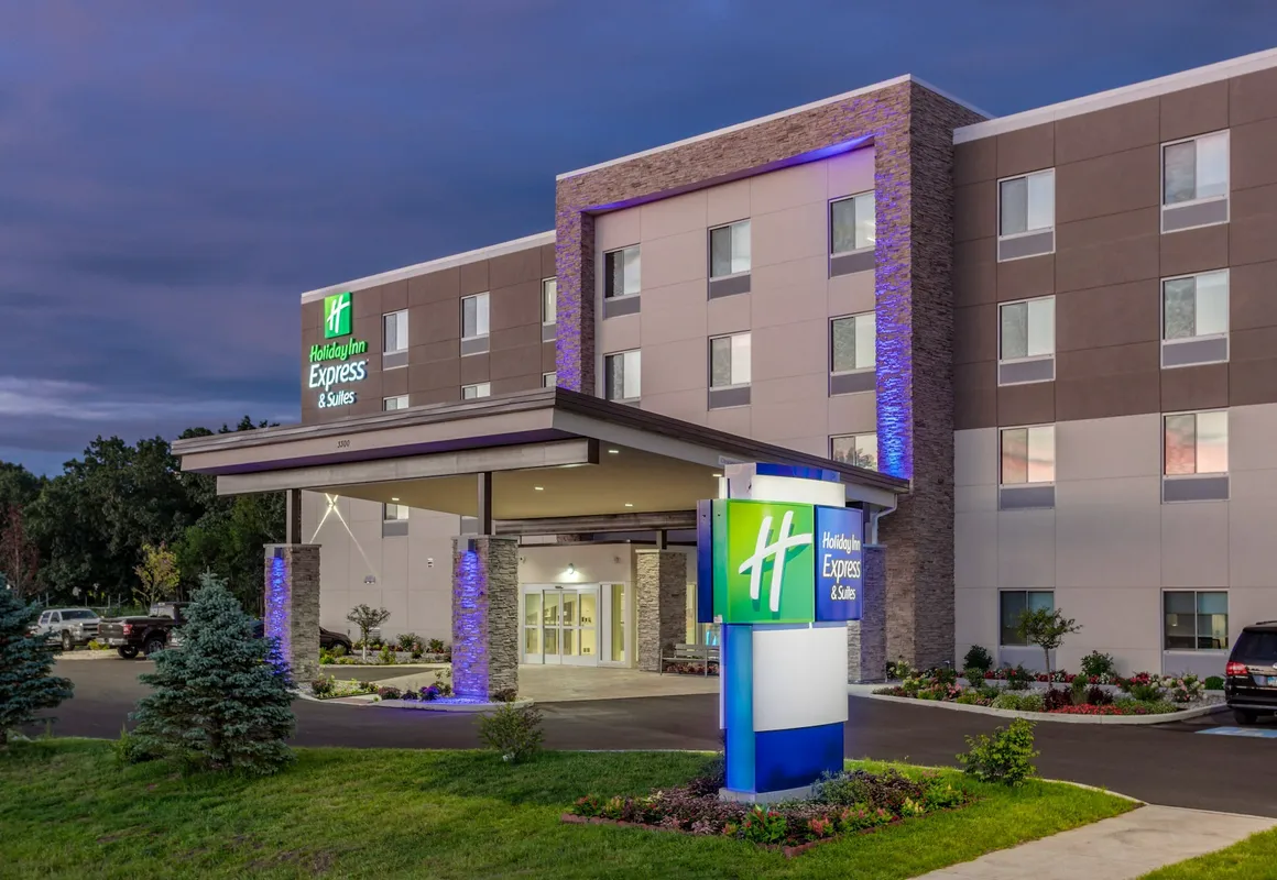 Holiday Inn Express & Suites Elkhart North by IHG hotel hero