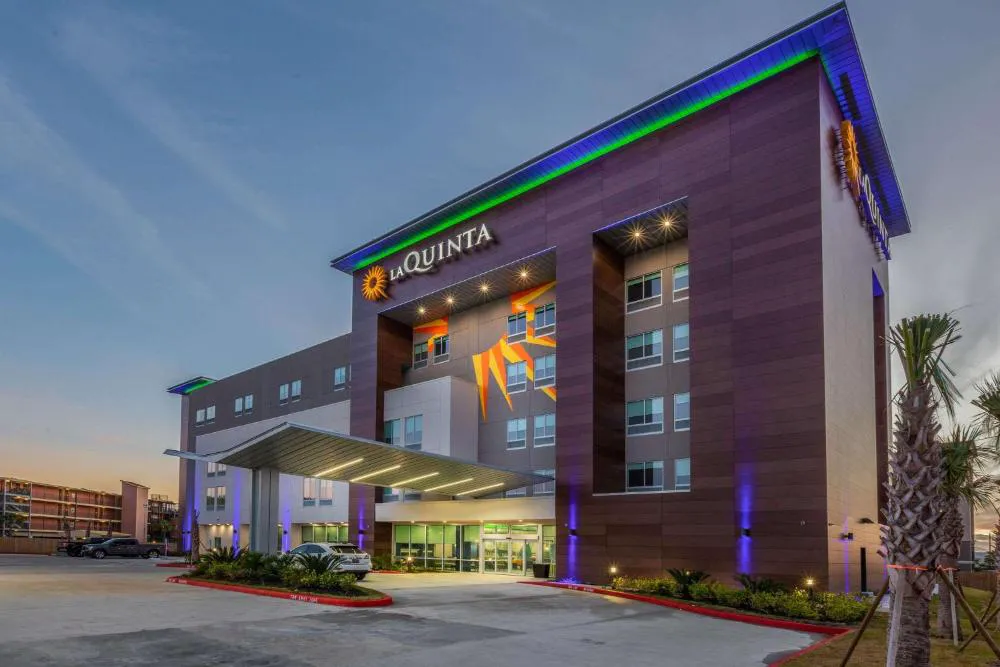 La Quinta Inn & Suites by Wyndham Galveston West Seawall hotel hero