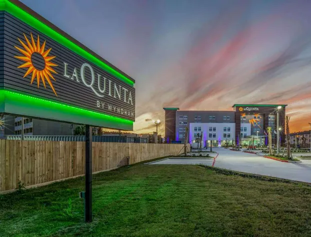 La Quinta Inn & Suites by Wyndham Galveston West Seawall hotel detail image 3