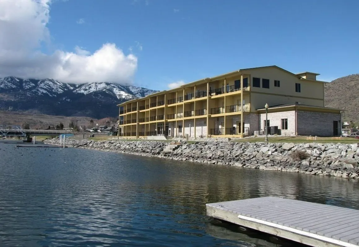 Howards On The River hotel hero