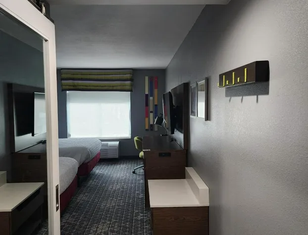 Hampton Inn & Suites Pittsburgh New Stanton hotel detail image 2