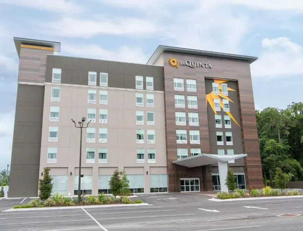 La Quinta Inn & Suite by Wyndham Lake City hotel detail image 2