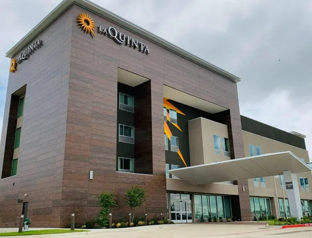 La Quinta Inn & Suites by Wyndham-Red Oak TX IH-35E hotel detail image 1