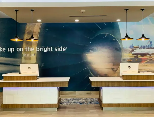 La Quinta Inn & Suites by Wyndham-Red Oak TX IH-35E hotel detail image 3