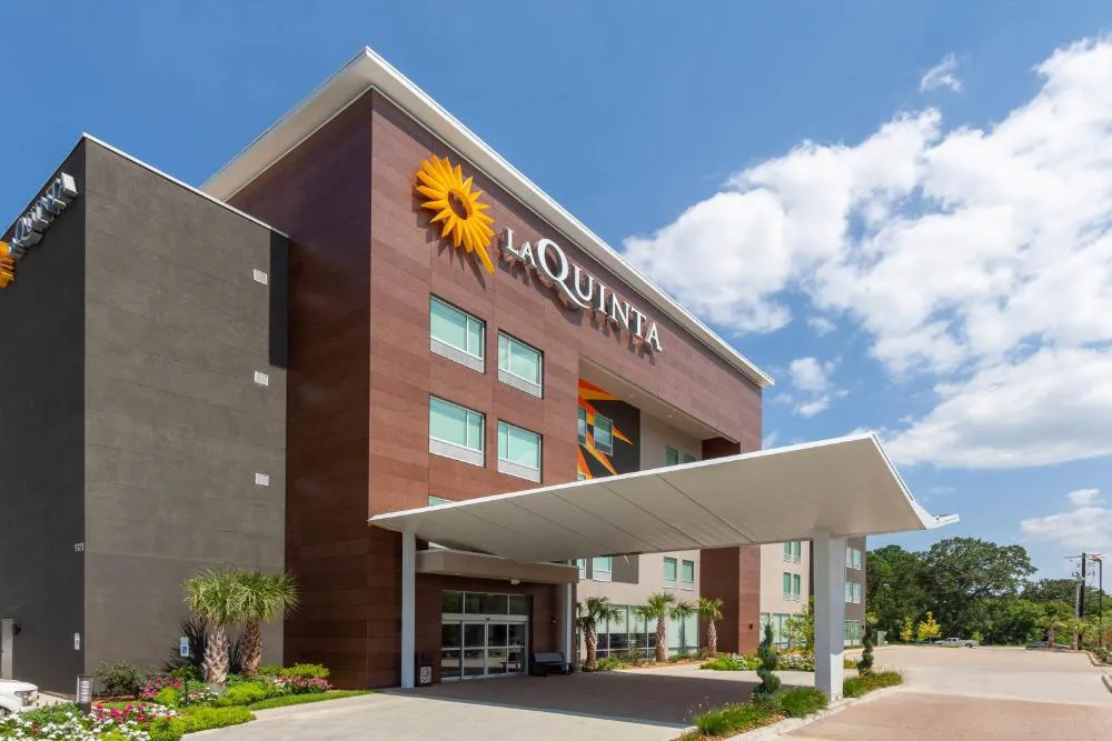 La Quinta Inn & Suites by Wyndham Lafayette Oil Center hotel hero