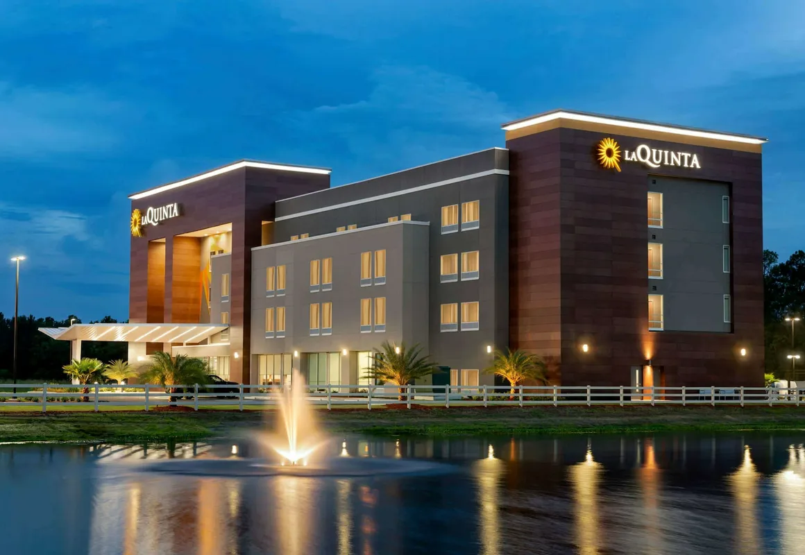 La Quinta Inn & Suites by Wyndham Brunswick/Golden Isles hotel hero