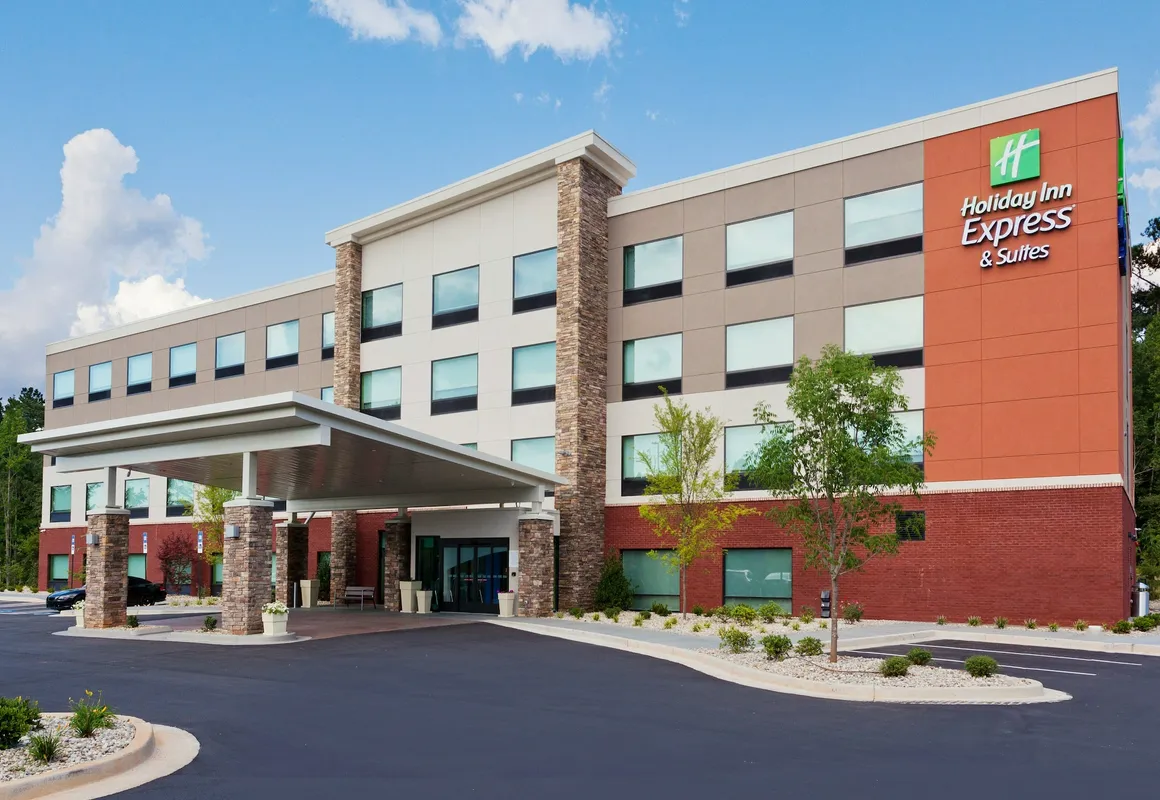 Holiday Inn Express & Suites Fayetteville by IHG hotel hero