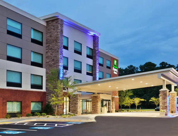 Holiday Inn Express & Suites Fayetteville by IHG hotel detail image 1