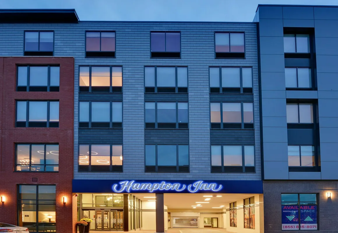 Hampton Inn Salem Boston hotel hero