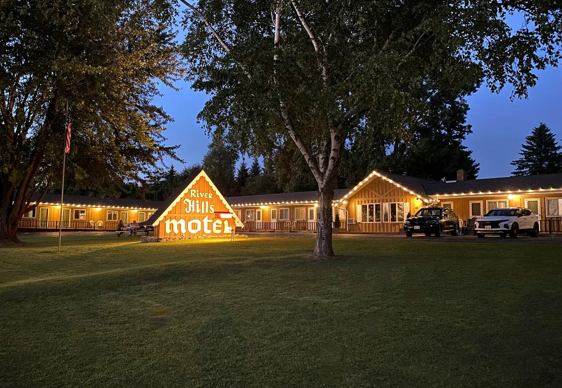 The River Hills Motel - Algoma, WI - Near Door County hotel hero