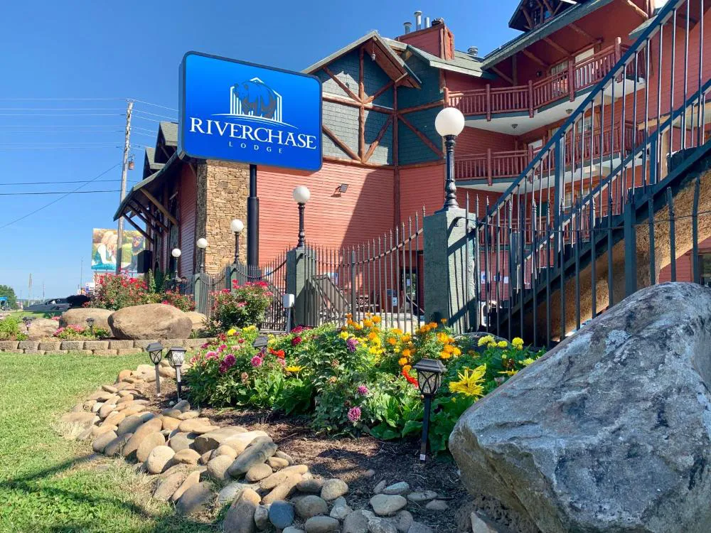 Riverchase Lodge hotel hero