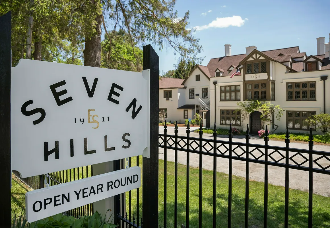 Seven Hills Inn hotel hero