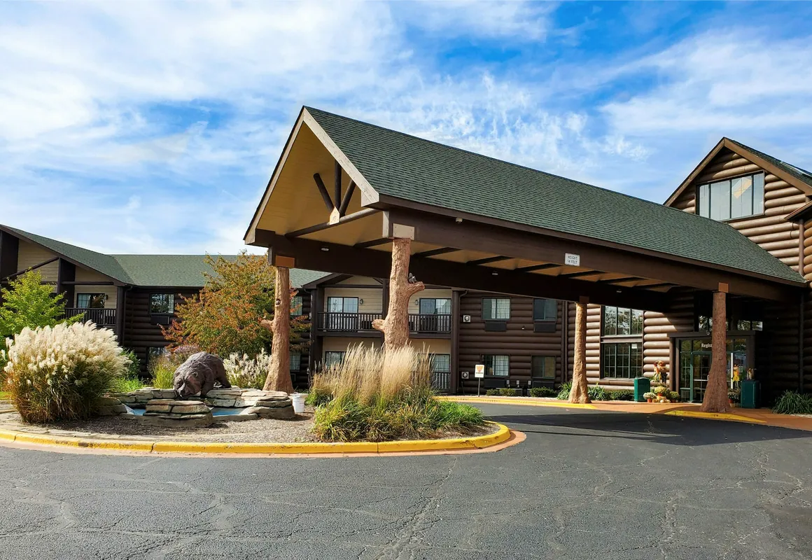 Grand Bear Resort at Starved Rock hotel hero