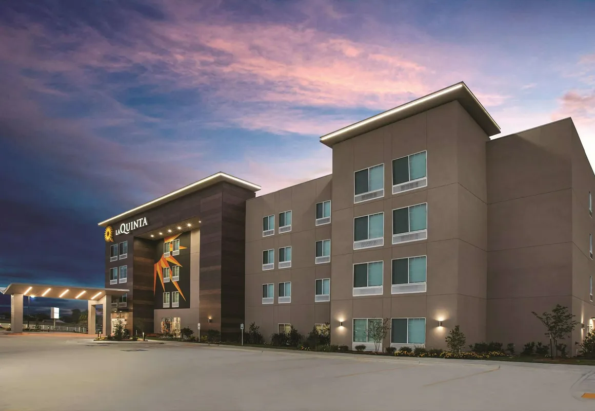 La Quinta Inn & Suites by Wyndham Mobile hotel hero