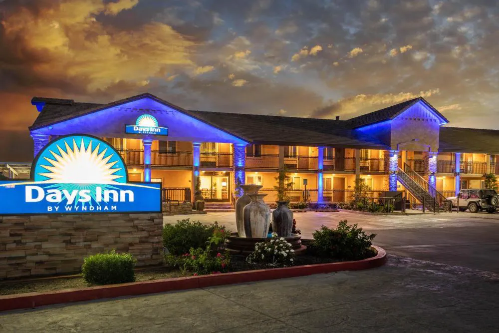 Days Inn by Wyndham Galt/Elk Grove South hotel hero