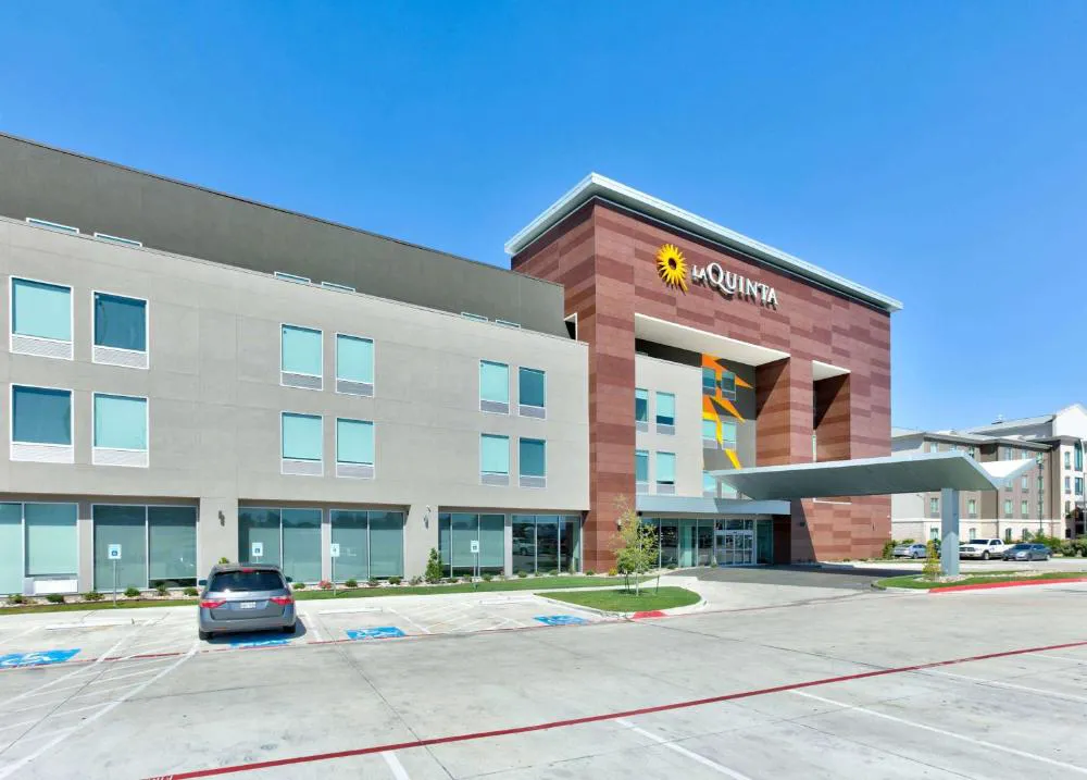 La Quinta Inn & Suites by Wyndham Dallas/Fairpark hotel hero