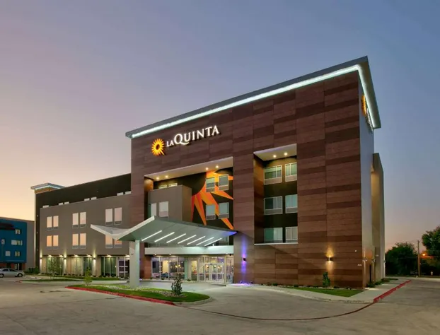 La Quinta Inn & Suites by Wyndham Dallas/Fairpark hotel detail image 3
