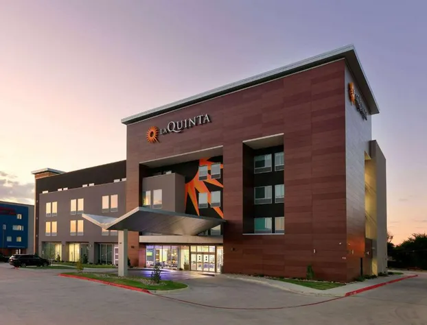 La Quinta Inn & Suites by Wyndham Dallas/Fairpark hotel detail image 4