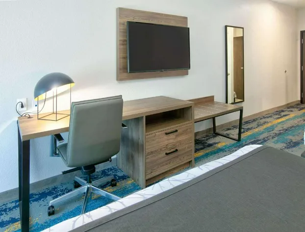 La Quinta Inn & Suites by Wyndham Dallas/Fairpark hotel detail image 3