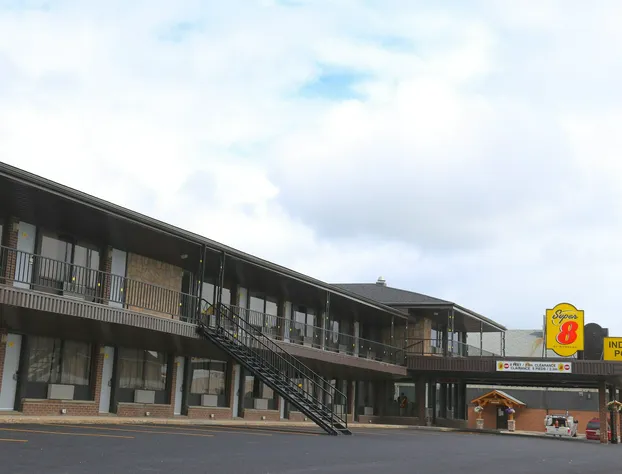 Super 8 by Wyndham Hearst ON hotel detail image 1