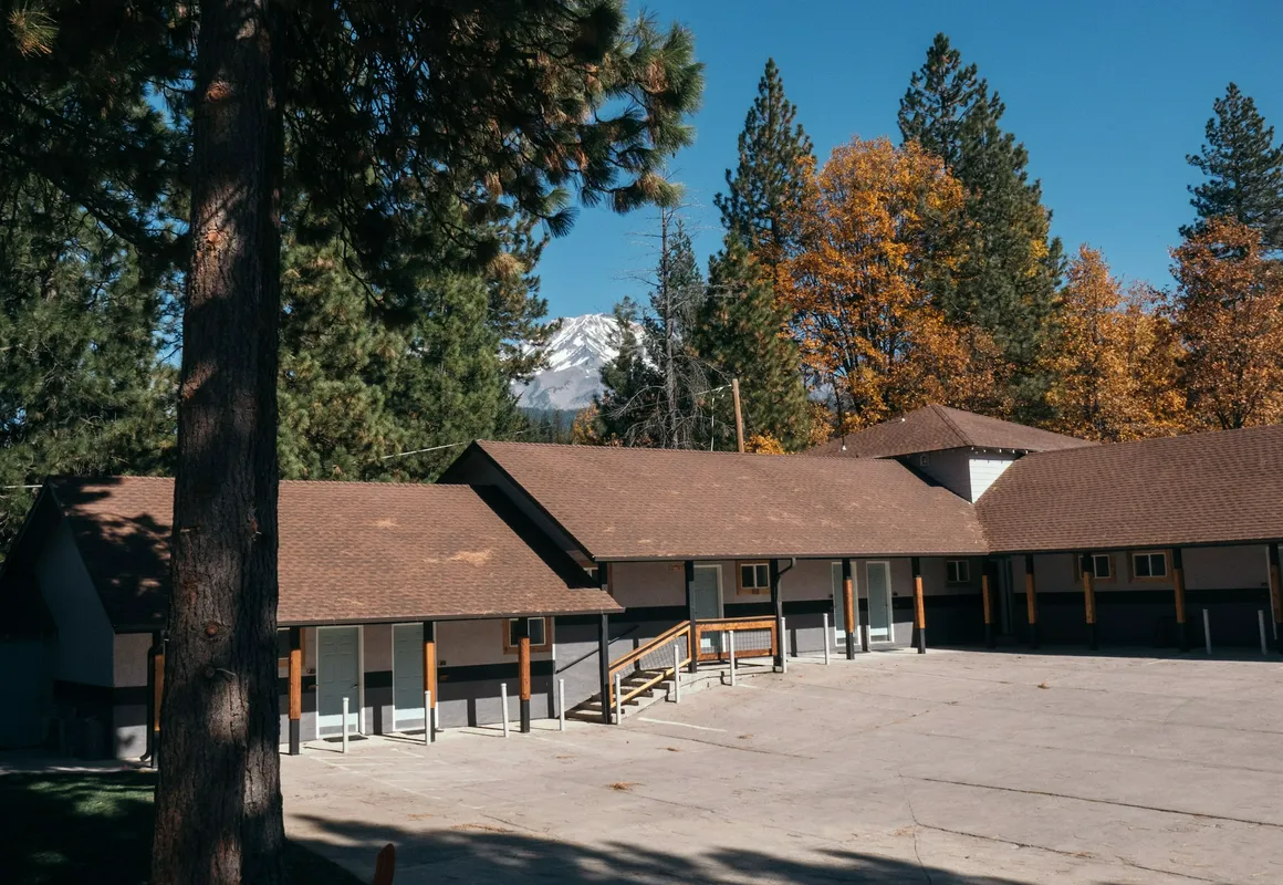 LOGE Mt. Shasta hotel hero
