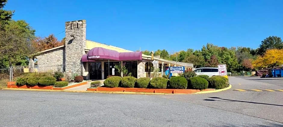 Superlodge hotel hero