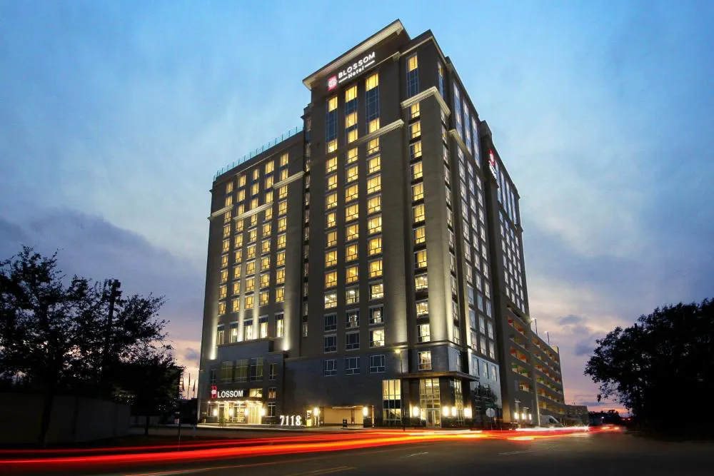 Blossom Hotel Houston, Curio Collection by Hilton hotel hero