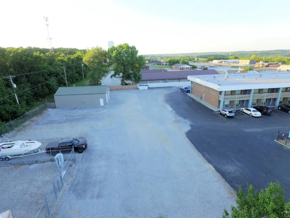 Lakes Inn hotel hero