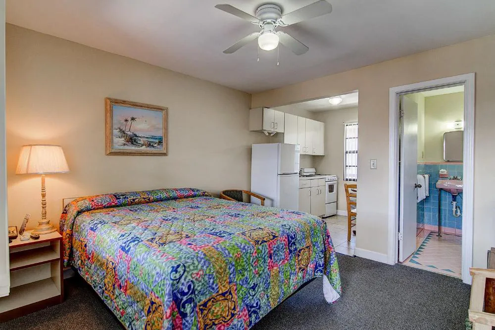 Royal Canadian Motel hotel hero