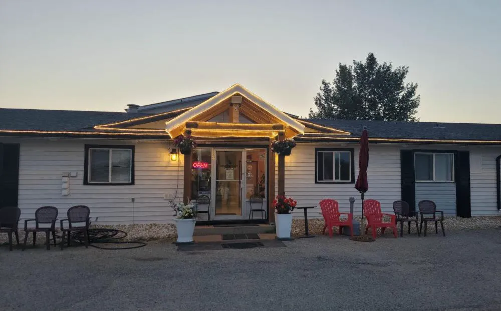 Grizzly Motel hotel hero