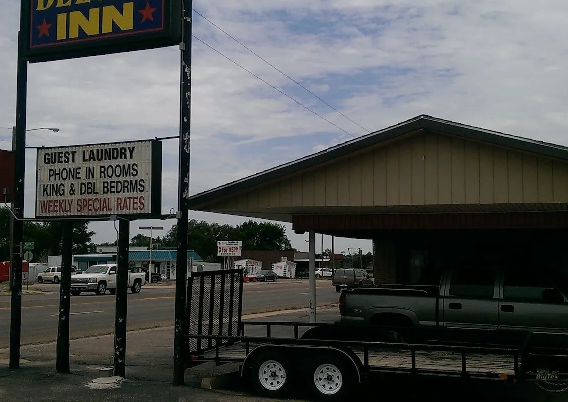 Deluxe Inn hotel hero