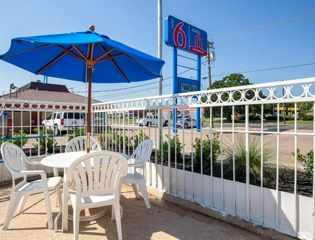 Studio 6 Bryan, TX - University Area hotel detail image 1