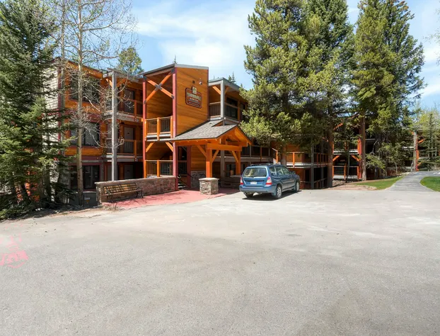 Tannenbaum Condominiums by Ski Country Resorts hotel detail image 1