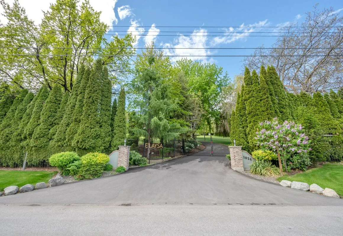 Munson Mountain Estates hotel hero