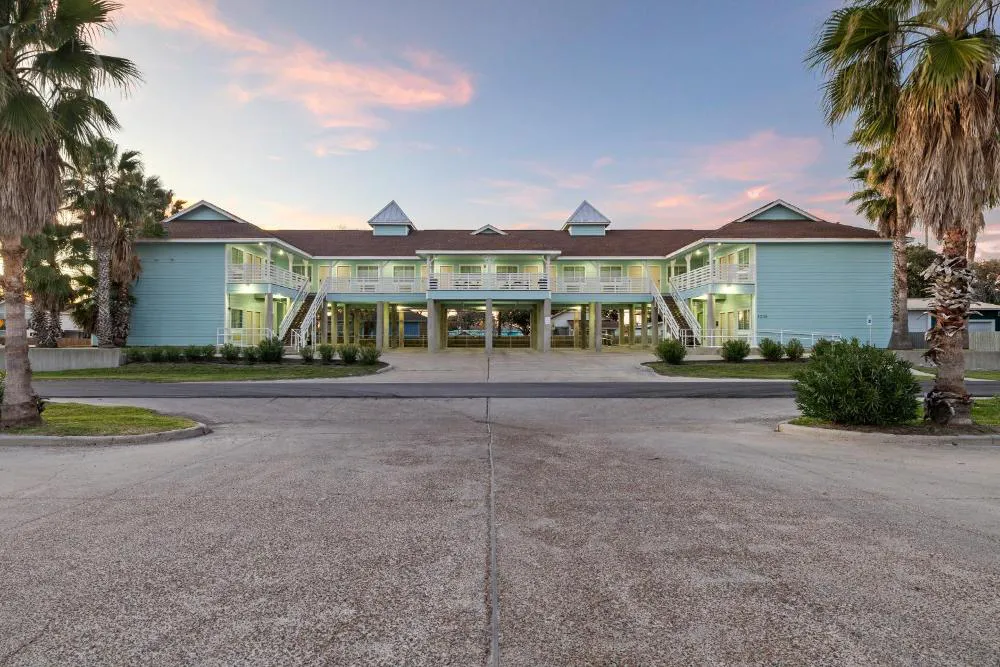 Bluff's Landing Lodge hotel hero