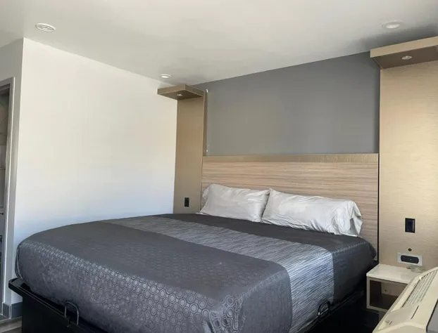 Bronco Motel South Central hotel detail image 4