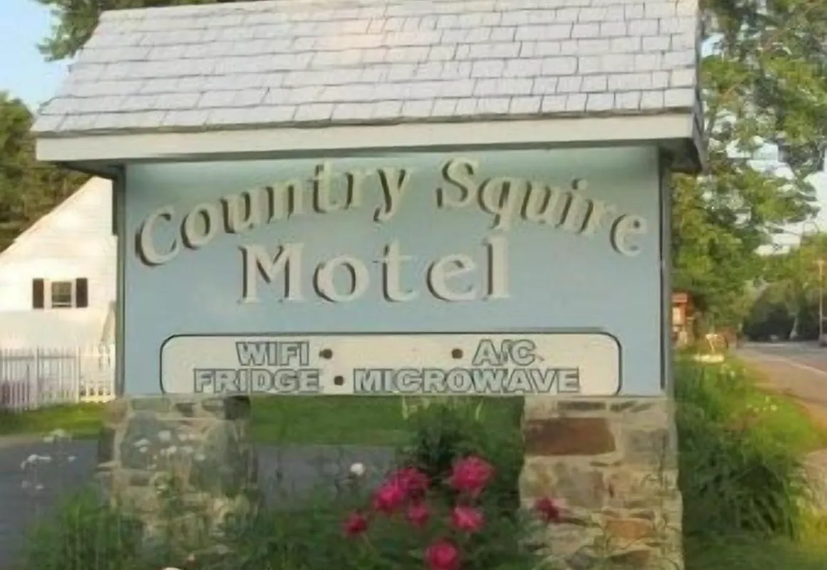 Country Squire Motel hotel hero