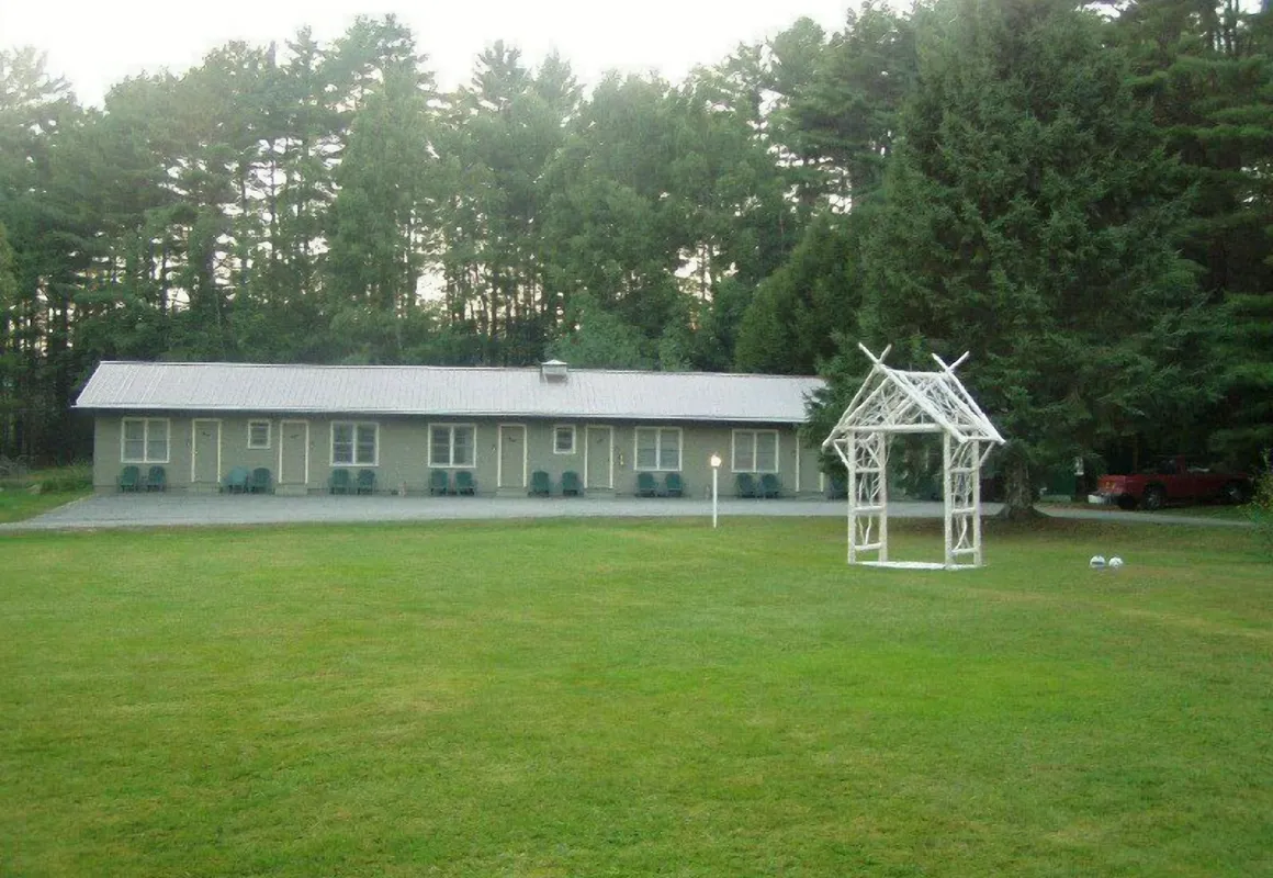 Pine Tree Motel & Cabins hotel hero