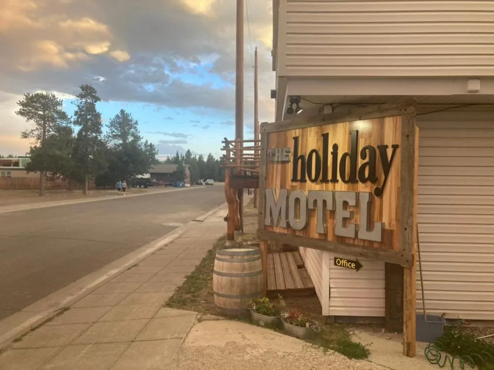 Holiday Motel hotel hero