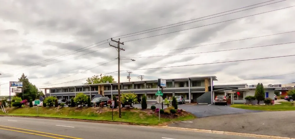 Riverside Inn and Suites hotel hero