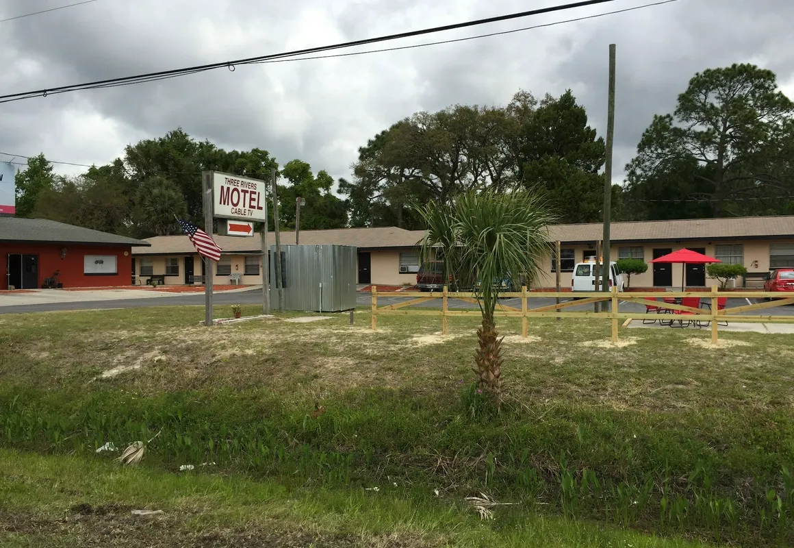 Three Rivers Motel hotel hero