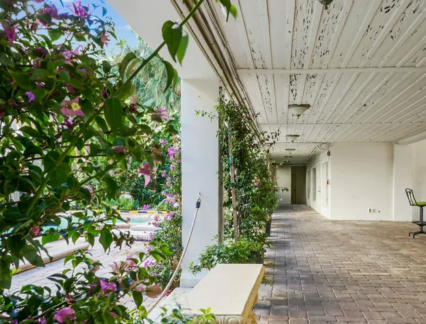 Tropicals of Palm Beach Condominium hotel detail image 4