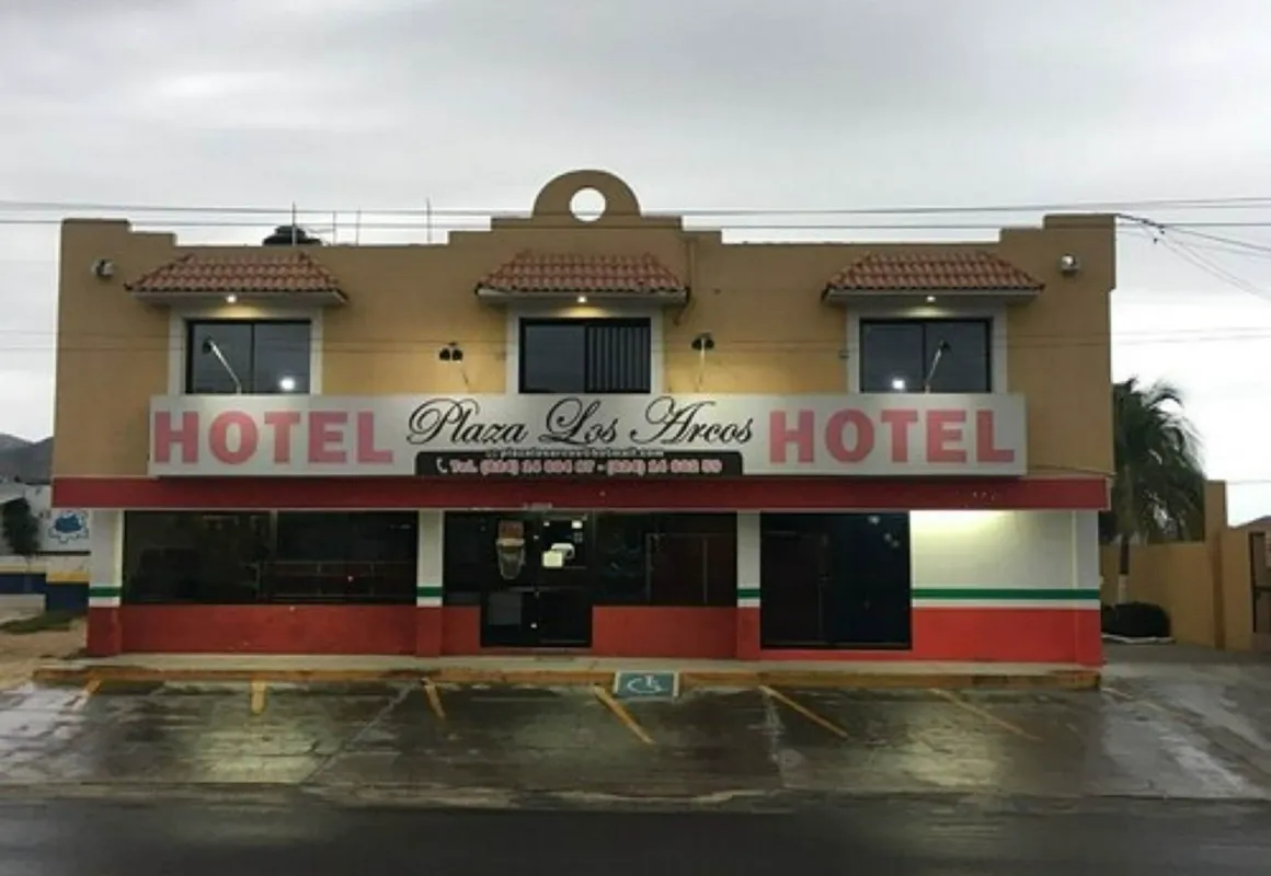 Hotel Plaza Los Arcos hotel hero